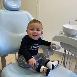 Bebe na cadeira de dentista