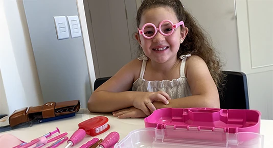 Criança brincando de dentista