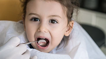 Menina no dentista